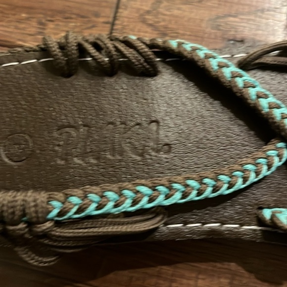 Plaka Sandals - Picture 4 of 7